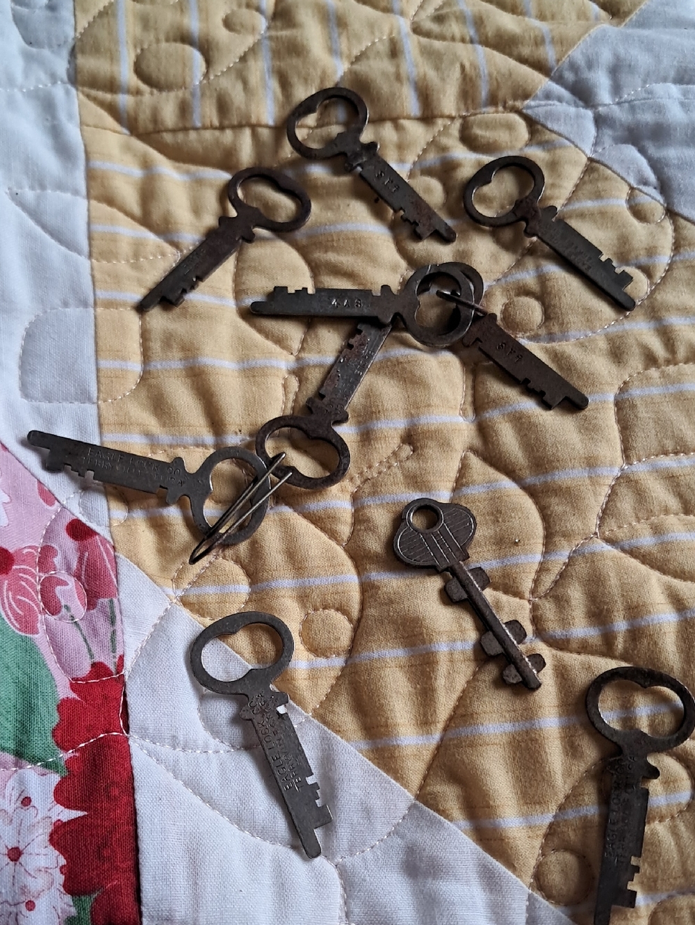 LOT OF 10 VINTAGE KEYS